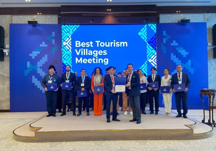 Đại diện Việt Nam nhận giải thưởng Làng du lịch tốt nhất thế giới từ Tổ chức UNWTO trao tặng cho làng Tân Hóa.
