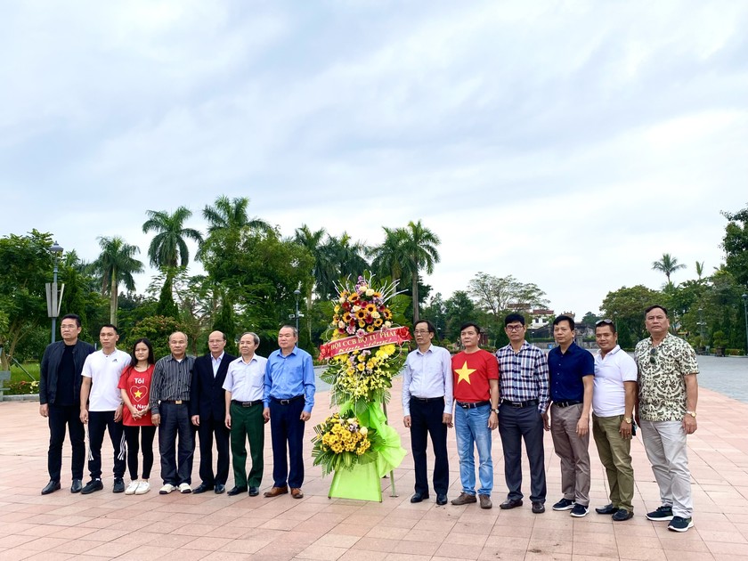 Đoàn công tác của Hội Cựu chiến binh cơ quan Bộ Tư pháp dâng hoa tại Thành cổ Quảng Trị.