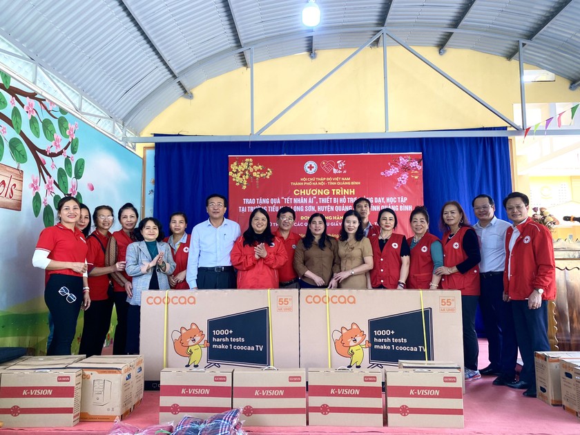 Hội Chữ thập đỏ TP Hà Nội trao tặng quà "Tết nhân ái" cho Trường Tiểu học Long Sơn.