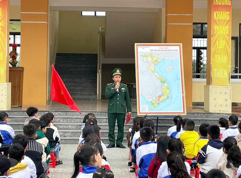 Cán bộ Đoàn viên Hải Đội 2 tuyên truyền Luật Biên phòng, Luật Biển Việt Nam cho cán bộ giáo viên, học sinh trường Tiểu học số 2 Thanh Trạch.