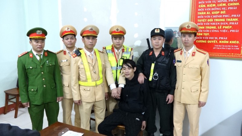 Lực lượng chức năng bắt giữ đối tượng Trần Văn Lợi