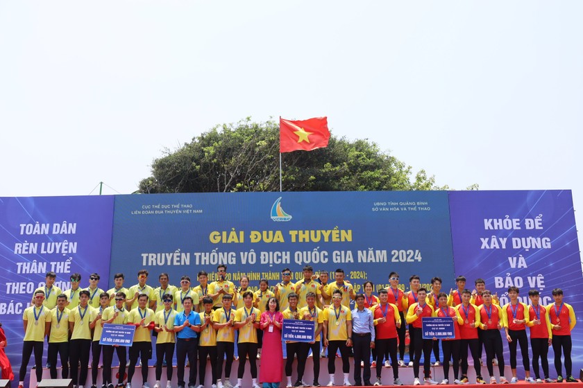 Giải đua thuyền truyền thống 2024 được tổ chức tại Quảng Bình. (Ảnh: Nguyên Phong)