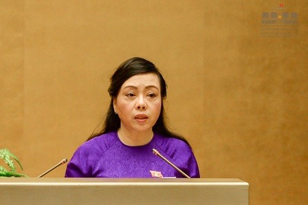 Bộ trưởng Bộ Y tế Nguyễn Thị Kim Tiến thừa ủy quyền của Thủ tướng Chính phủ trình dự án Luật Dược (sửa đổi)