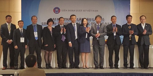 Ban Chủ nhiệm CLB LS thương mại quóc tế Việt Nam ra mắt sau khi được Đại hội tín nhiệm bầu