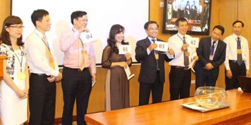 Ông Lê Đình Vinh (thứ ba từ trái sang) bốc thăm lượt thi Nội trong kỳ thi tuyển cuối tháng 8 của Bộ Tư pháp