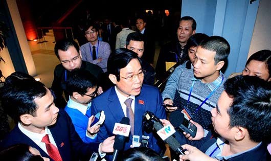 Bộ trưởng Bộ Thông tin truyền thông Nguyễn Bắc Son chia sẻ với báo chí bên hành lang ĐH XII của Đảng.