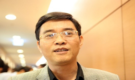 TS Hoàng Quang Hàm, Ủy viên Thường trực Uỷ ban Tài chính- Ngân sách của QH trả lời báo chí bên hành lang Quốc hội