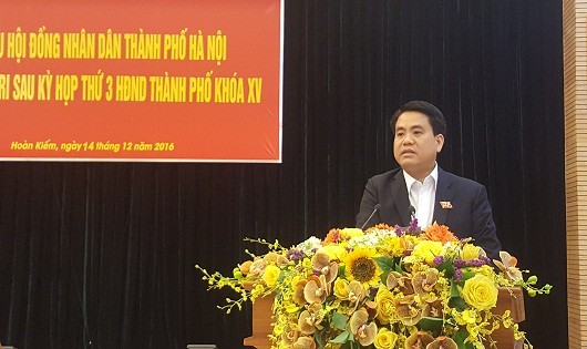 Chủ tịch UBND TP Nguyễn Đức Chung chia sẻ và ghi nhận những ý kiến tâm huyết, trăn trở của cử tri quận Hoàn Kiếm tại buổi tiếp xúc cử tri của đoàn ĐB HĐND TP Hà Nội (đơn vị số 2) sau kỳ họp thứ 3 HĐND TP khóa XV