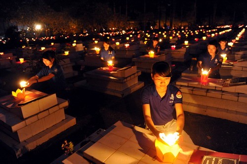 ễ thắp nến tri ân các anh hùng liệt sĩ diễn ra tại Nghĩa trang liệt sĩ An Nhơn Tây, huyện Củ Chi (TP HCM)