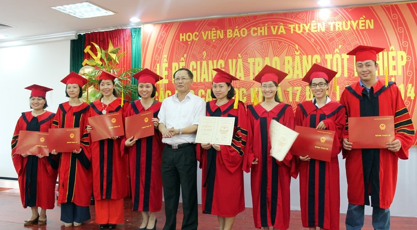 Nhiều thế hệ nhà báo đã được trưởng thành từ Khoa Báo chí (TS Nguyễn Vũ Tiến - Phó giám đốc Học viện trao bằng cho các học viện lớp báo chí không tập trung năm 2014)