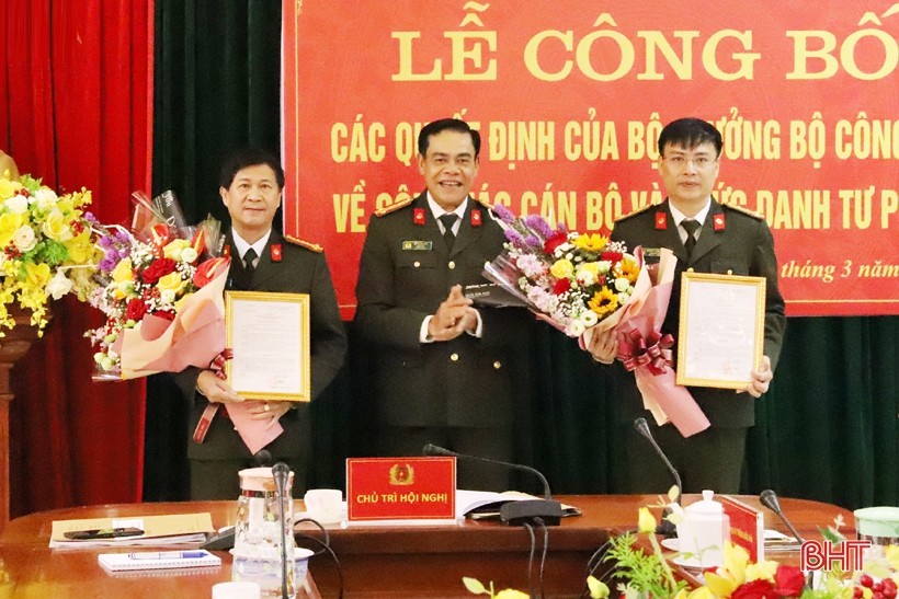 Đại tá Võ Trọng Hải - Giám đốc Công an tỉnh trao quyết định cho Thủ trưởng Cơ quan CSĐT, Thủ trưởng Cơ quan ANĐT cho 2 Phó Giám đốc Nguyễn Thanh Liêm và Đặng Hoài Sơn.