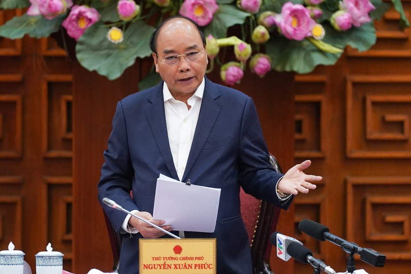 Thủ tướng Nguyễn Xuân Phúc luôn nhấn mạnh, Chính phủ chấp nhận một số thiệt hại về kinh tế để bảo vệ tính mạng, sức khỏe người dân trước dịch COVID-19. Ảnh: VGP