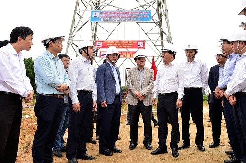 Phó Thủ tướng Trịnh Đình Dũng kiểm tra tiến độ công trường dự án đường dây 500 kV mạch 3. Ảnh: VGP