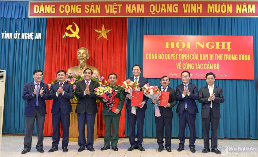Lãnh đạo Ban Tổ chức Trung ương, lãnh đạo tỉnh Nghệ An chúc mừng 3 tân Ủy viên Ban Thường vụ Tỉnh ủy Nghệ An.