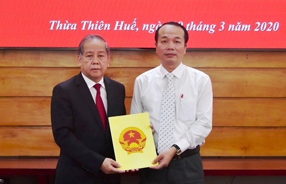 Chủ tịch UBND tỉnh Thừa Thiên Huế Phan Ngọc Thọ trao quyết định và chúc mừng đồng chí Phan Quý Phương. Ảnh: VGP