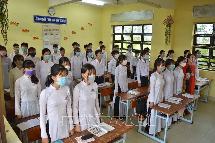 Học sinh Trường THCS&THPT Khánh An (huyện U Minh) thực hiện nghi thức chào cờ tại lớp sau khi đi học trở lại hôm 2/3 trước khi tiếp tục nghỉ vì dịch COVID-19.