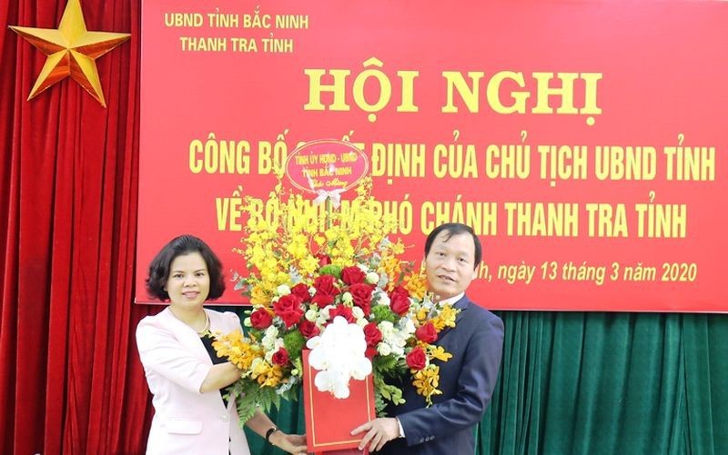 Chủ tịch UBND tỉnh Bắc Ninh Nguyễn Hương Giang trao quyết định và tặng hoa chúc mừng tân Phó Chánh Thanh tra tỉnh Bắc Ninh Nguyễn Nhân Bình.