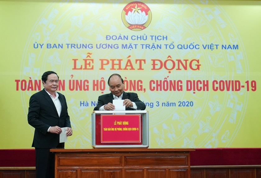 Thủ tướng Nguyễn Xuân Phúc trực tiếp ủng hộ cho công tác phòng, chống dịch COVID-1 tại lễ phát động - Ảnh: VGP