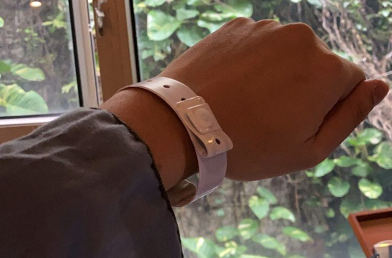 Hồng Kông (Trung Quốc) đang sử dụng vòng đeo tay điện tử để theo dõi những người bị cách ly để chống dịch COVID-19.