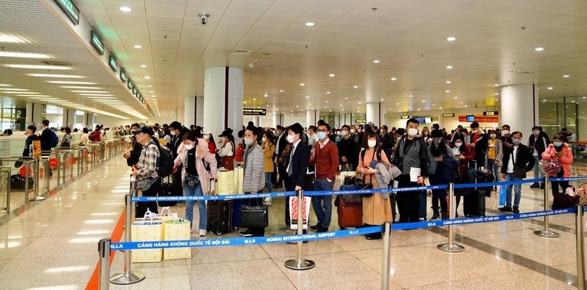 Hành khách làm thủ tục nhập cảnh tại sân bay Nội Bài. Ảnh: Vietnam+