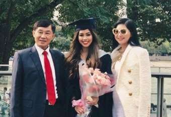 Tiên Nguyễn cùng bố mẹ là doanh nhân Johnathan Hạnh Nguyễn và bà Lê Hồng Thủy Tiên.