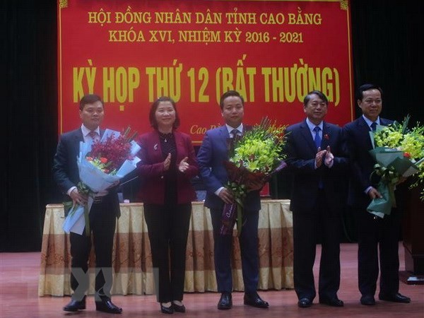 Lãnh đạo UBND tỉnh Cao Bằng tặng hoa chúc mừng các đồng chí được bầu là Phó Chủ tịch UBND tỉnh, Ủy viên UBND tỉnh Cao Bằng, nhiệm kỳ 2016-2021. Ảnh: TTXVN
