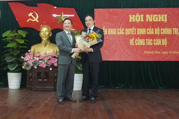 Đồng chí Nguyễn Khắc Định trao quyết định và chúc mừng đồng chí Nguyễn Khắc Toàn. Ảnh: VGP