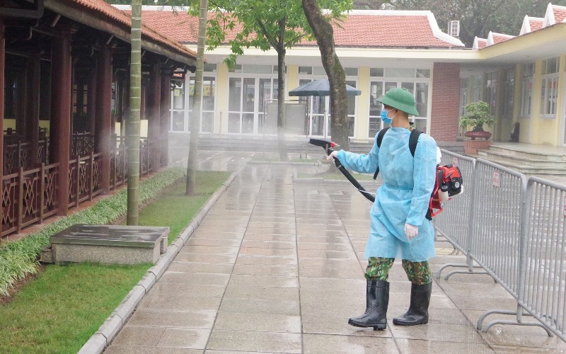 Thực hiện phun khử trùng phòng, chống dịch Covid-19 tại khu vực Lăng Chủ tịch Hồ Chí Minh và Quảng trường Ba Đình (Ảnh: Ban Quản lý Lăng Chủ tịch Hồ Chí Minh)