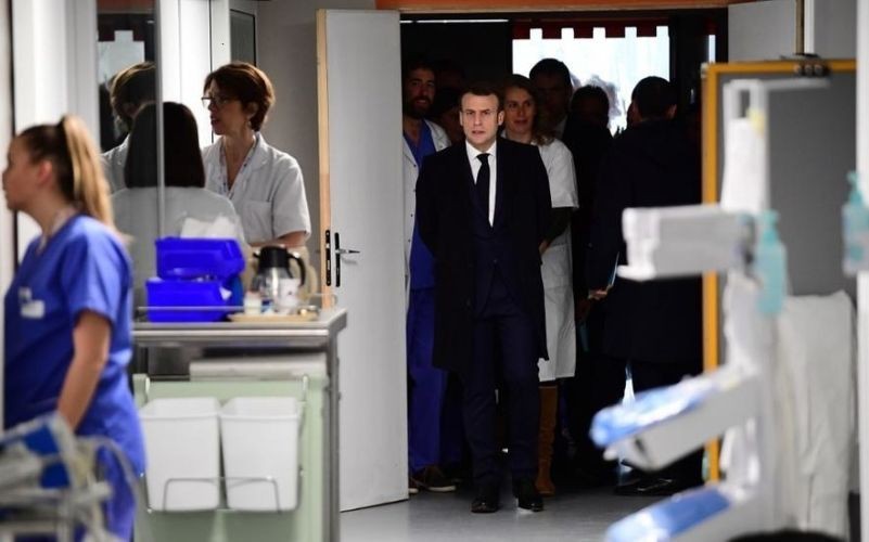 Tổng thống Pháp Emmanuel Macron không đeo khẩu trang khi đến thăm các bệnh viện. Ảnh: VOV