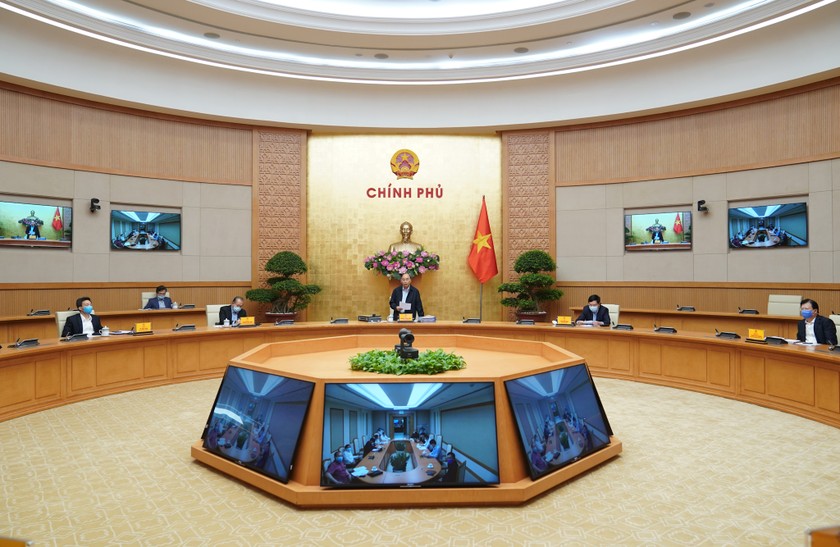 Thủ tướng Nguyễn Xuân Phúc chủ trì cuộc họp Thường trực Chính phủ về tình hình dịch COVID-19 chiều 30/3. Ảnh: VGP
