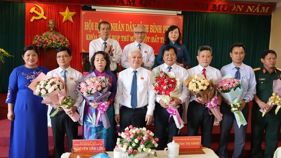 Các đại biểu nhận hoa chúc mừng từ Bí thư Tỉnh ủy Bình Phước tại phiên họp ngày 23/3. Ảnh: VGP