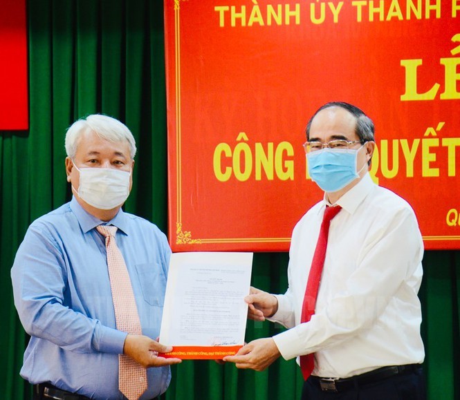 Bí thư Thành ủy TP HCM Nguyễn Thiện Nhân trao quyết định cho ông Võ Khắc Thái. Ảnh: hcmcpv.org