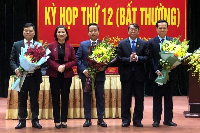 Lãnh đạo tỉnh Cao Bằng tặng hoa chúc mừng ông Lê Hải Hòa (đứng giữa). Anh: Zing
