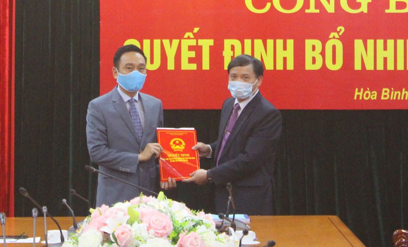 Ông Bùi Văn Khánh, Phó Bí thư Tỉnh ủy, Chủ tịch UBND tỉnh Hòa Bình (phải) trao quyết định bổ nhiệm Giám đốc Sở TN&MT cho ông Nguyễn Trần Anh. Ảnh: VGP