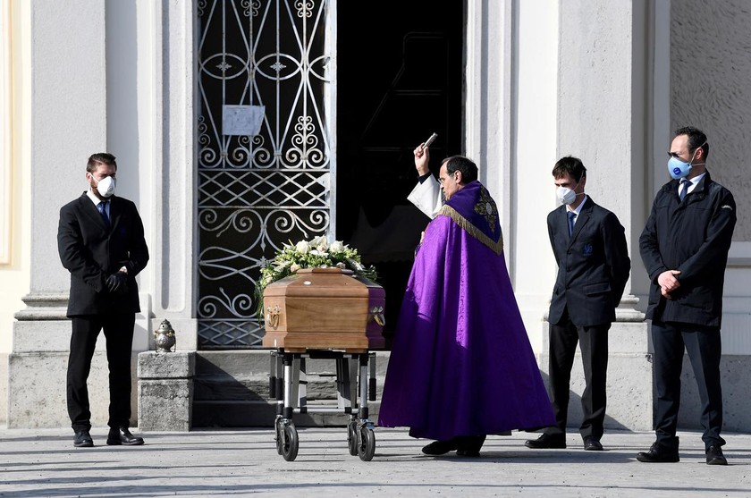 Đám tang một phụ nữ chết vì virus corona tại Seriate (Italy) ngày 28/3. Ảnh: Reuters.
