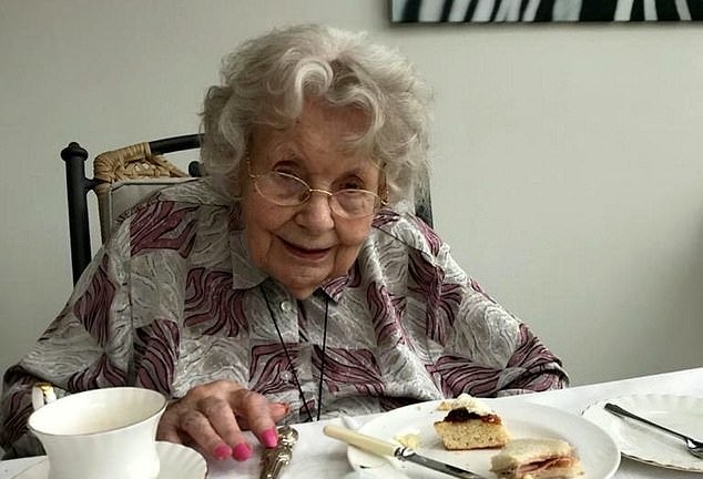 Cụ Rita được cho là bệnh nhân cao tuổi nhất ở Anh đánh bại virus corona. Ảnh: Daily Mail