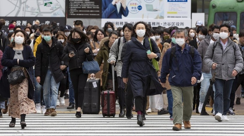 Người dân Tokyo đươc hướng dẫn chỉ ra đường trong trường hợp cần thiết.  Ảnh: Metropolis Magazine