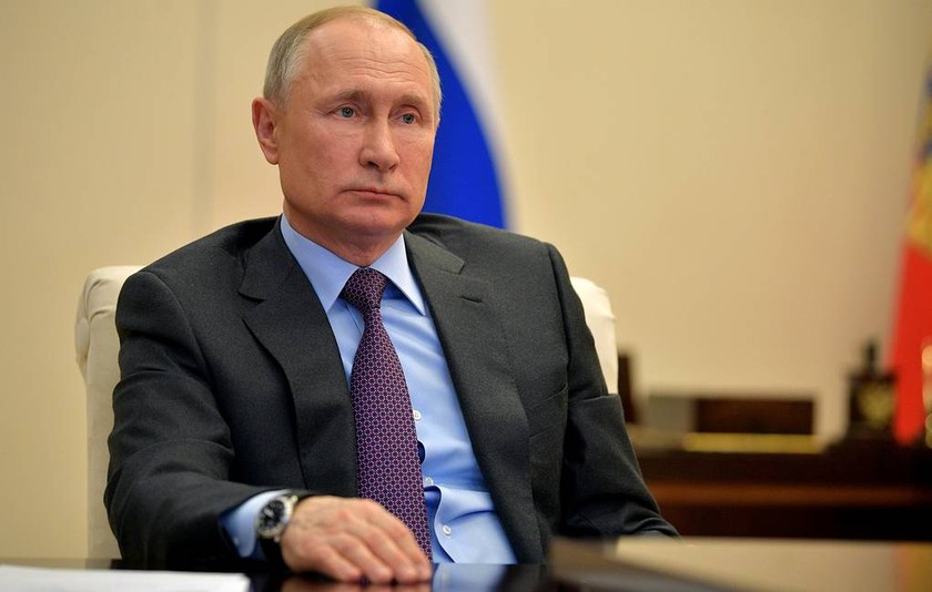 Tổng thống Nga Vladimir Putin được kiểm tra theo chỉ định của bác sỹ. Ảnh: TASS
