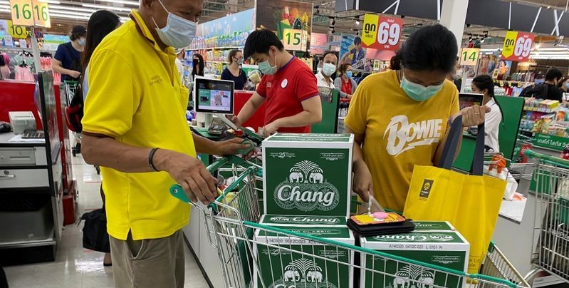 Người Thái tích trữ rượu, bia cho dịp Songkran trước giờ cấm đồ uống có cồn ở Bangkok. Ảnh: Reuters