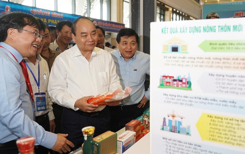 Thủ tướng tới thăm gian hàng trưng bày sản phẩm trong khuôn khổ Hội nghị phát triển kinh tế miền Trung tại Bình Định ngày 20/8/2019. Ảnh: VGP