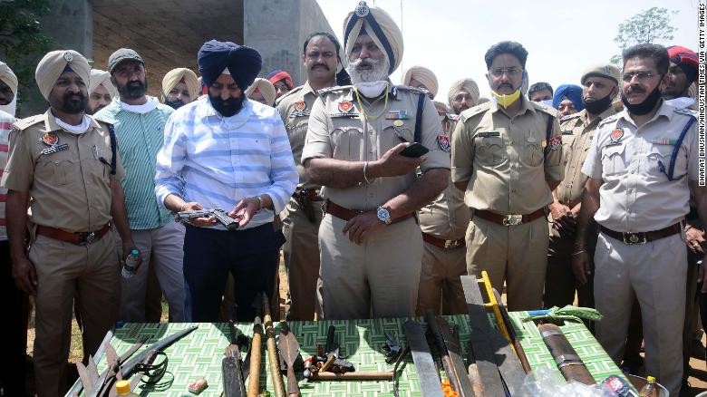 Các sĩ quan cảnh sát trưng bày các vũ khí thu hồi của nhóm người tấn công cảnh sát ở Patiala, Ấn Độ vào ngày 12/4. Ảnh: CNN