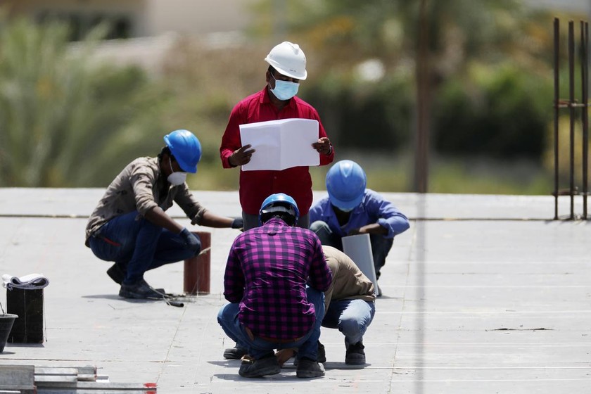 Công nhân tại công trường xây dựng ở Dubai, UAE hôm 14/4/2020. Ảnh: Reuters