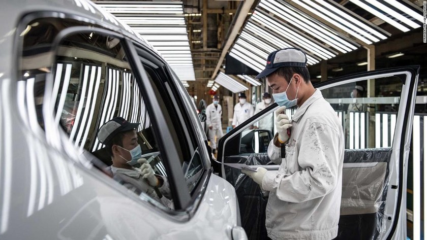 Công nhân làm việc tại dây chuyền lắp ráp tại một nhà máy tự động của Dongfeng Honda ở Vũ Hán (Hồ Bắc, Trung Quốc) ngày 7/4/2020. Ảnh: AFP