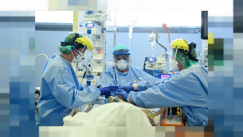 Các nhân viên y tế chăm sóc một bệnh nhân bị nhiễm coronavirus mới, tại bộ phận COVID-19 tại bệnh viện ASST Papa Giovanni XXIII ở Bergamo. Ảnh: AFP