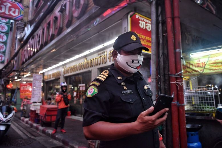 Một cảnh sát đi tuần tại khu phố Tàu ở Bangkok (Thái Lan) ngày 17/4/2020.Ảnh: AFP
