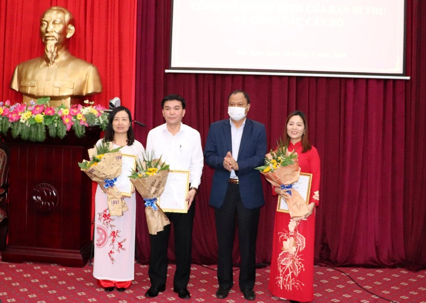 Bí thư Tỉnh ủy Bắc Kạn Nguyễn Văn Du chúc mừng 3 Ủy ban BCH Đảng tỉnh vừa được chỉ định. Ảnh: VGP