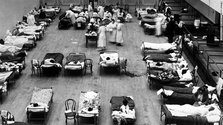 Thính phòng TP Oakland ở California (Mỹ) đã được chuyển đổi thành một bệnh viện dã chiến với các y tá tình nguyện từ Hội chữ thập đỏ Mỹ năm 1918 khi dịch cúm Tây Ban Nha hoành hành ở Mỹ. Ảnh: CNN