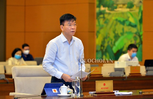 Bộ trưởng Bộ Tư pháp Lê Thành Long trình bày Báo cáo của Chính phủ tại phiên họp thứ 44 của UBTVQH. 