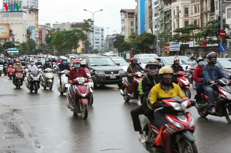 Cùng với các địa phương trên cả nước, đường phố Hà Nội đã đông đúc trở lại trong ngày đầu nới lỏng giãn cách xã hội. Ảnh: VOV