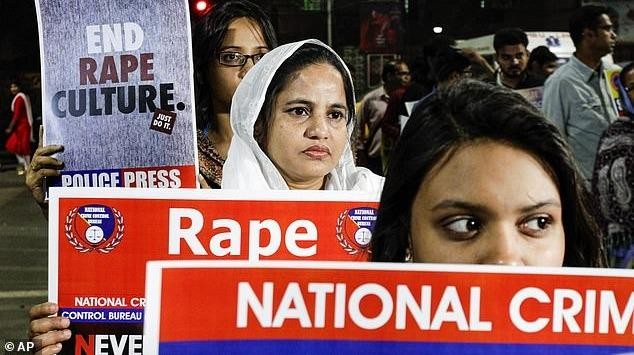 Bạo lực tình dục ở Ấn Độ đã làm dấy lên những cuộc biểu tình lớn ở các TP của nước này. Ảnh: Dailymail